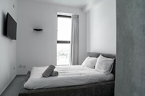 Sea-side 4 BR Apt with Gym