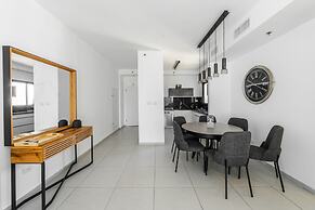 Sea-side 4 BR Apt with Gym