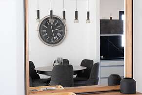 Sea-side 4 BR Apt with Gym