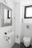 Sea-side 4 BR Apt with Gym