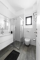 Sea-side 4 BR Apt with Gym