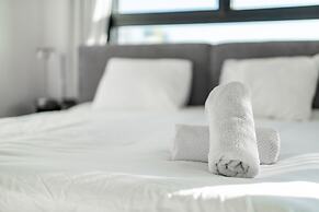 Sea-side 4 BR Apt with Gym