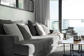 Sea-side 4 BR Apt with Gym