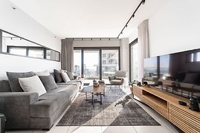 Sea-side 4 BR Apt with Gym