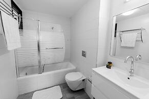 Sea-side 4 BR Apt with Gym