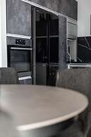 Sea-side 4 BR Apt with Gym