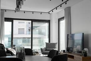 Sea-side 4 BR Apt with Gym