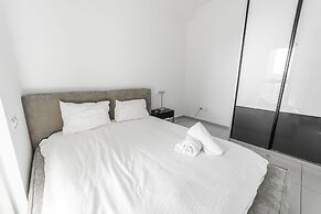 Sea-side 4 BR Apt with Gym