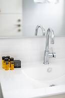 Sea-side 4 BR Apt with Gym