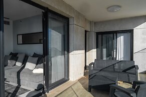 Sea-side 4 BR Apt with Gym