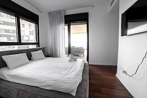 Sea-side 4 BR Apt with Gym