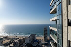 Sea-side 4 BR Apt with Gym