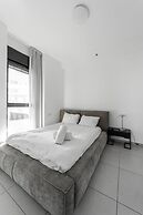 Sea-side 4 BR Apt with Gym