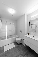 Sea-side 4 BR Apt with Gym