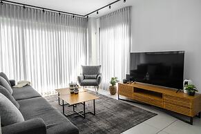 Sea-side 4 BR Apt with Gym