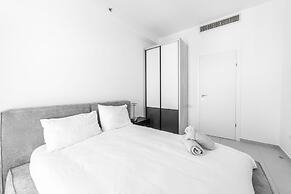 Sea-side 4 BR Apt with Gym