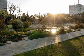 Sea-side 4 BR Apt with Gym