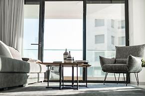 Sea-side 4 BR Apt with Gym