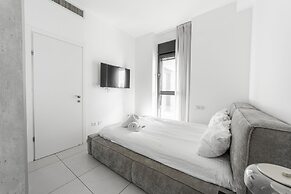 Sea-side 4 BR Apt with Gym