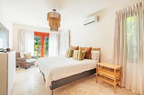 Awesome Bungallow w Pool BBQ in Green Village CC