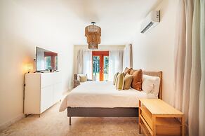 Awesome Bungallow w Pool BBQ in Green Village CC