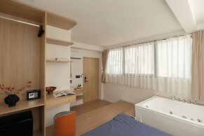 Zeus Living Central Hotel