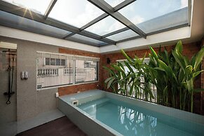 Zeus Living Central Hotel