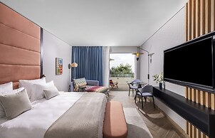 Almond hotel