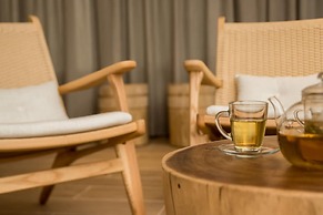 Almond hotel