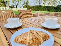 Log Burner and Beamed Ceilings-king Size Bed