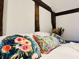 Log Burner and Beamed Ceilings-king Size Bed