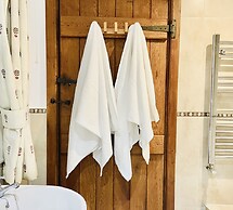 Log Burner and Beamed Ceilings-king Size Bed