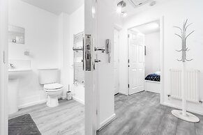 Stunning 2-bed Apartment in Tipton Sleeps 3