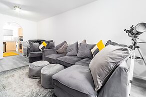 Stunning 2-bed Apartment in Tipton Sleeps 3