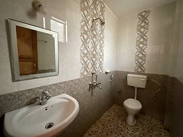 Thomas Ashwem x One Light Stays