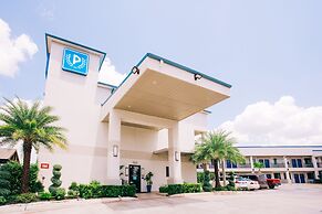 Palace Inn Blue I-45 & College Ave