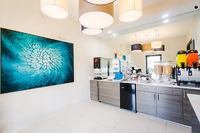 Palace Inn Blue I-45 & College Ave