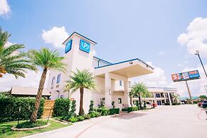 Palace Inn Blue I-45 & College Ave