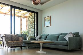 Modern and Luxurious Apartment in a Prime Resort