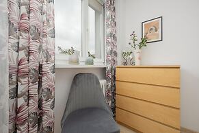 City Flowers Apartment Warsaw by Renters