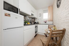 City Flowers Apartment Warsaw by Renters