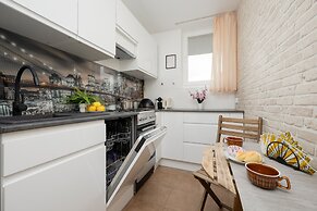 City Flowers Apartment Warsaw by Renters