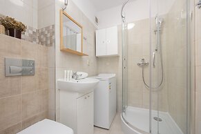 City Flowers Apartment Warsaw by Renters