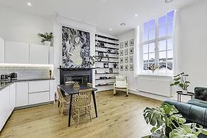 Vibrant 2-bed Flat: Acton's Best Stay!