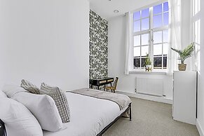Vibrant 2-bed Flat: Acton's Best Stay!