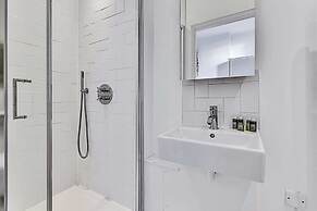 Vibrant 2-bed Flat: Acton's Best Stay!