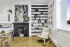 Vibrant 2-bed Flat: Acton's Best Stay!