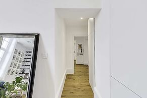 Vibrant 2-bed Flat: Acton's Best Stay!