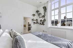 Vibrant 2-bed Flat: Acton's Best Stay!
