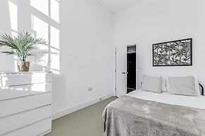 Vibrant 2-bed Flat: Acton's Best Stay!